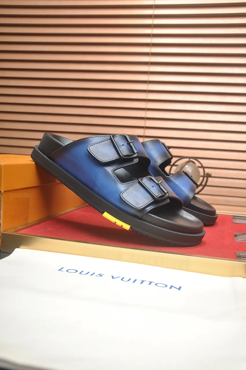 Men's shoes 💰400💶 [Louis Vuitton LV slippers] (high-end cowhide) counter 1:1 fashion style, a must-have for summer! The designer used LV’s iconic outsole. The original simple slippers instantly become fashionable! The upper is made of flexible special cowhide leather straps alternately, and the workmanship is exquisite! A must-have for stylish men in summer, size 38-45 (45 customized)